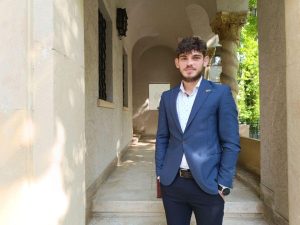 Vlad Augustin îți vinde mai mult decât vizibilitate cu EkoGroup– îți oferă prezență multiplă: steaguri, totemuri și articole profesionale